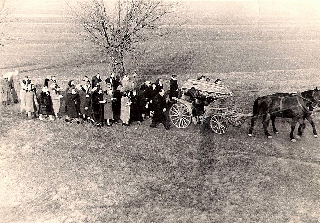 78. Fotografia – Kondukt żałobny z Nowic do Wierzbnej, 1958 r.