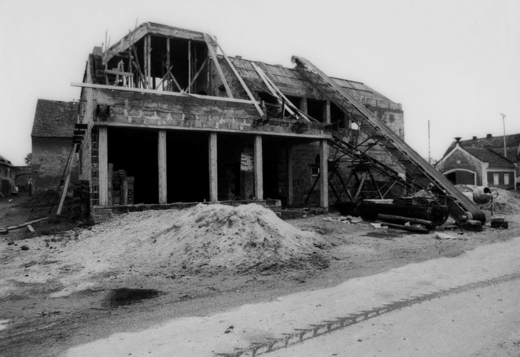 219. Fotografia – Budowa Domu Strażaka w Nowicach, 1988