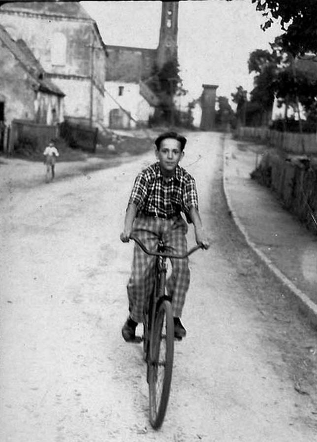 173. Fotografia – Piotrowice Świdnickie, przejazd na rowerze, lata 50. XX wieku