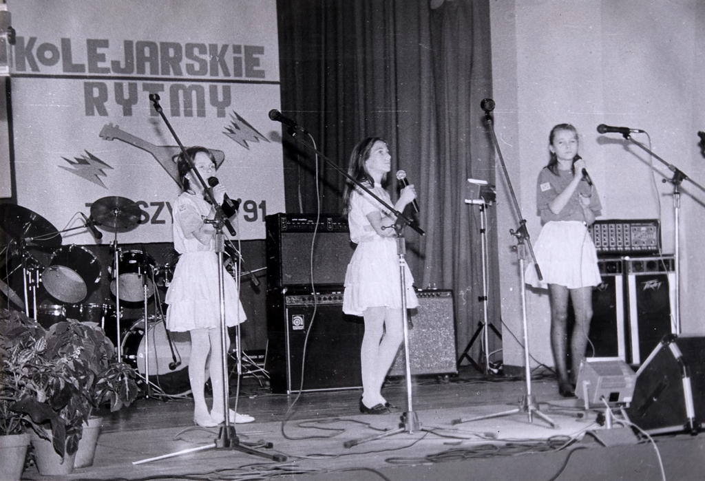 221. Fotografia – Występ wokalistek z DK „Kolejarz” w Zbąszynku, 1991