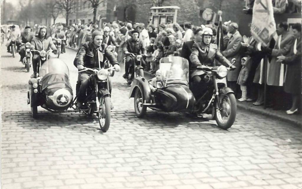 238. Fotografia – Parada motocykli podczas obchodów Święta Pracy, lata 60.