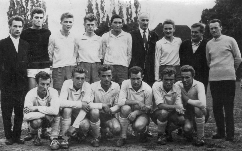 194. Fotografia – Drużyna piłkarska Klubu Sportowego „Karolina”, 1964