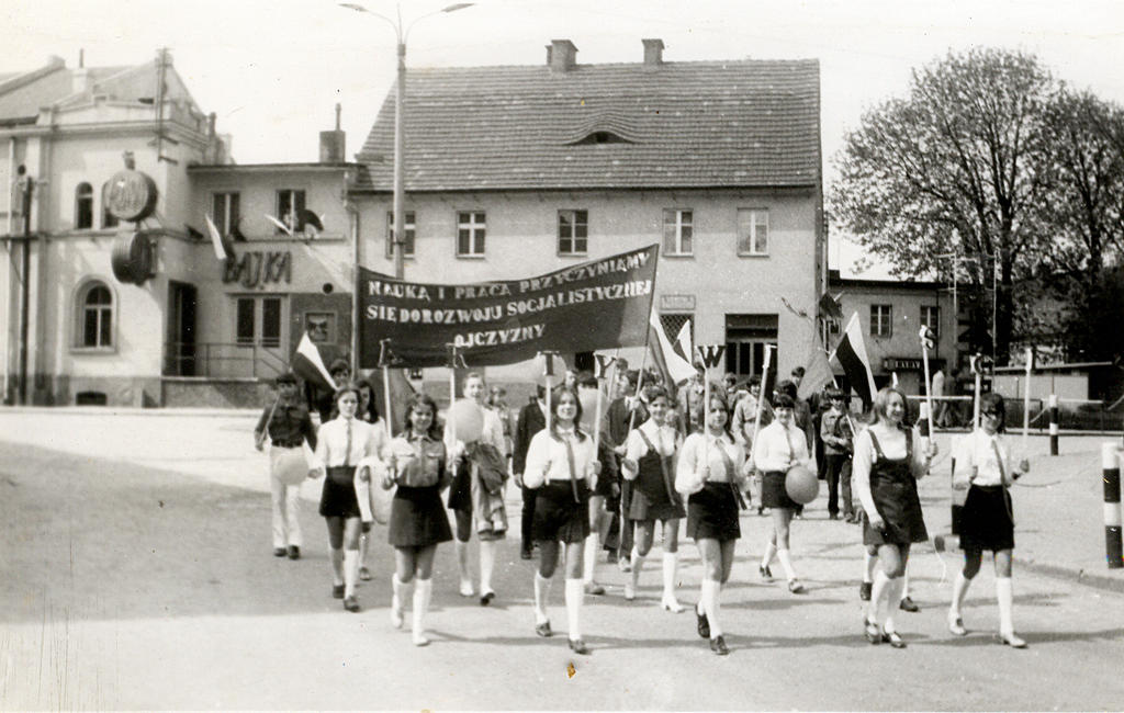 176. Fotografia – Uczniowie SP Jaworzyna Śląska w pochodzie 1 maja, 1973
