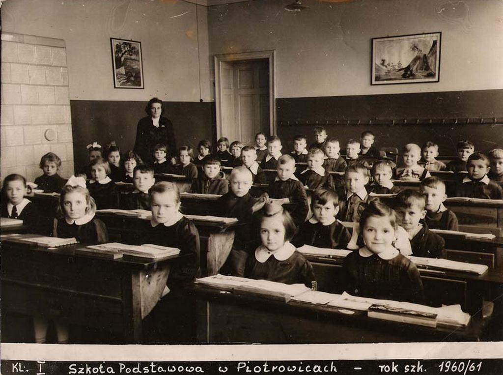 198. Fotografia – Szkoła Podstawowa w Piotrowicach Świdnickich, klasa I, rok szkolny 1960/61