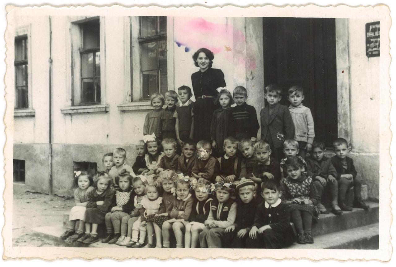 307. Fotografia – Przedszkolaki przed wejściem do Domu Kultury „Kolejarz”, 1955/56