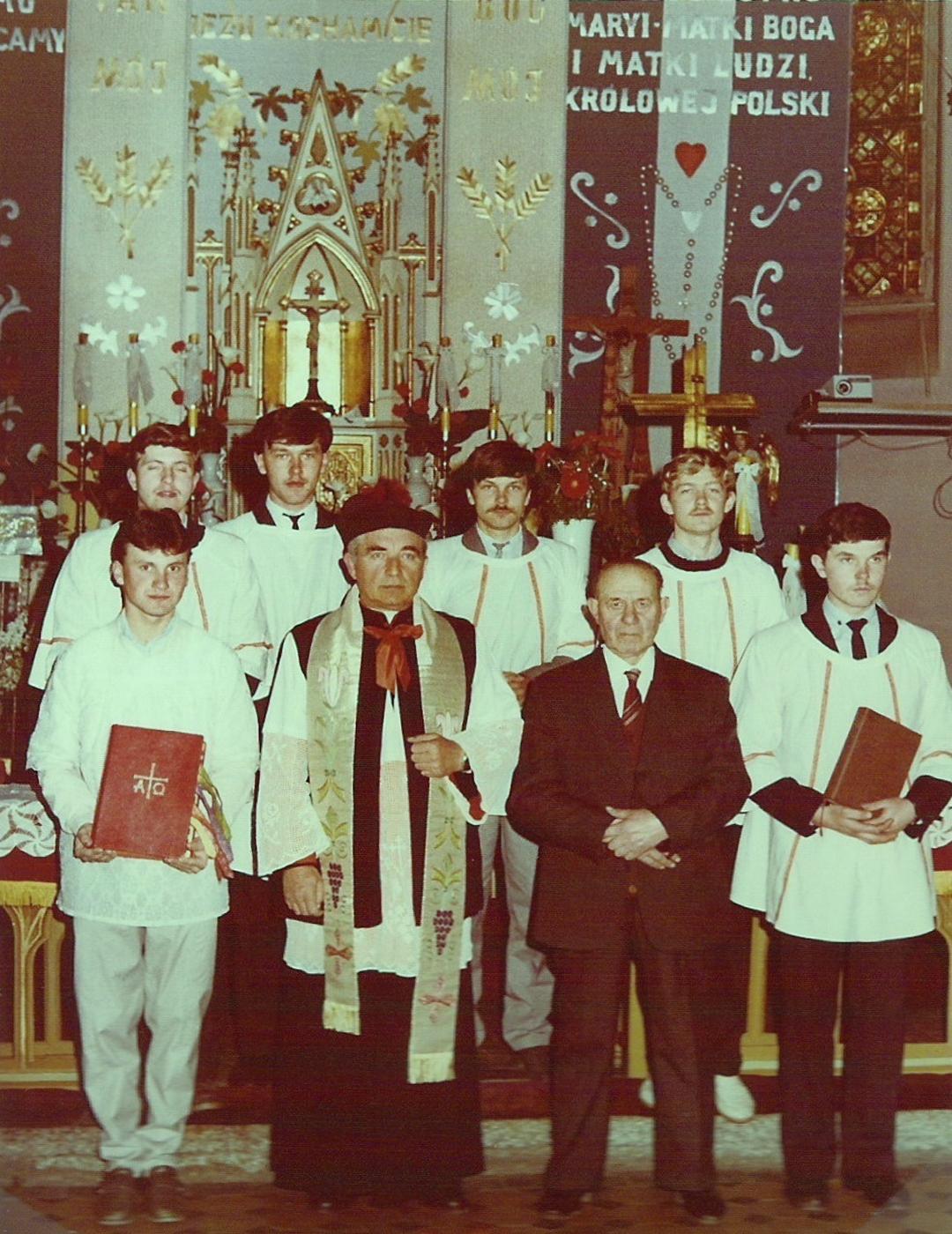 328. Fotografia – Lektorzy z ks. J. Czajką i organistą K. Rutowiczem