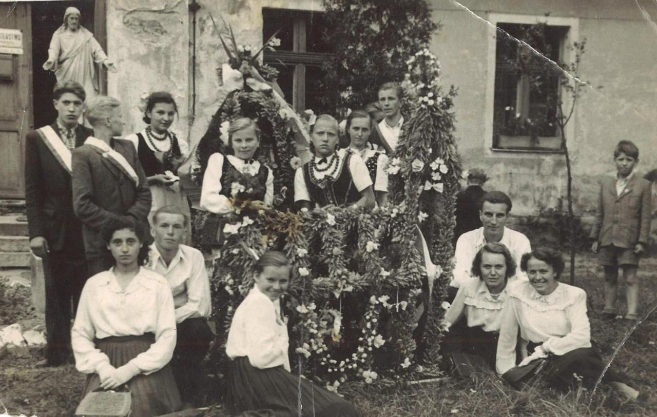 372. Fotografia – Mieszkańcy Nowic podczas dożynek w latach 50. XX wieku