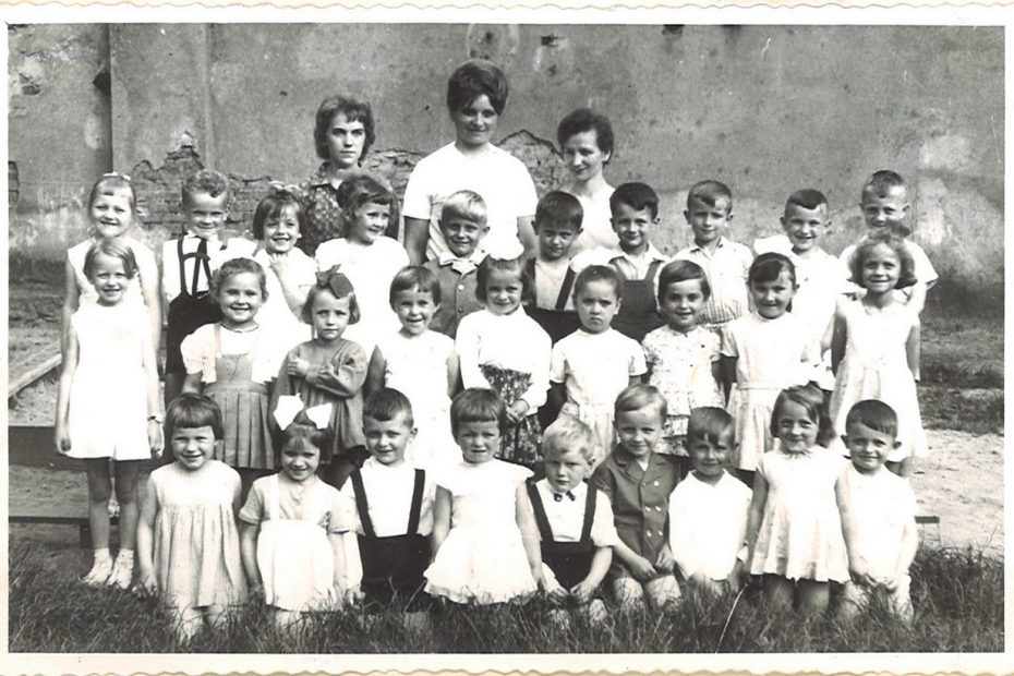 Dzieci z przedszkola przy ZPS Karolina w Jaworzynie Śląskiej 1964 65