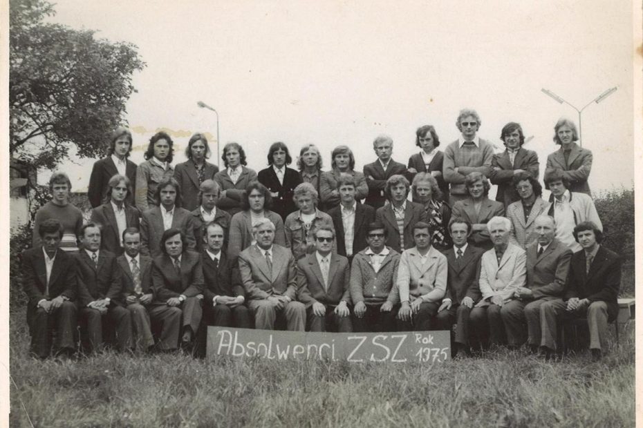 Absolwenci ZSZ PKP w Jaworzynie Śląskiej 1975 r.