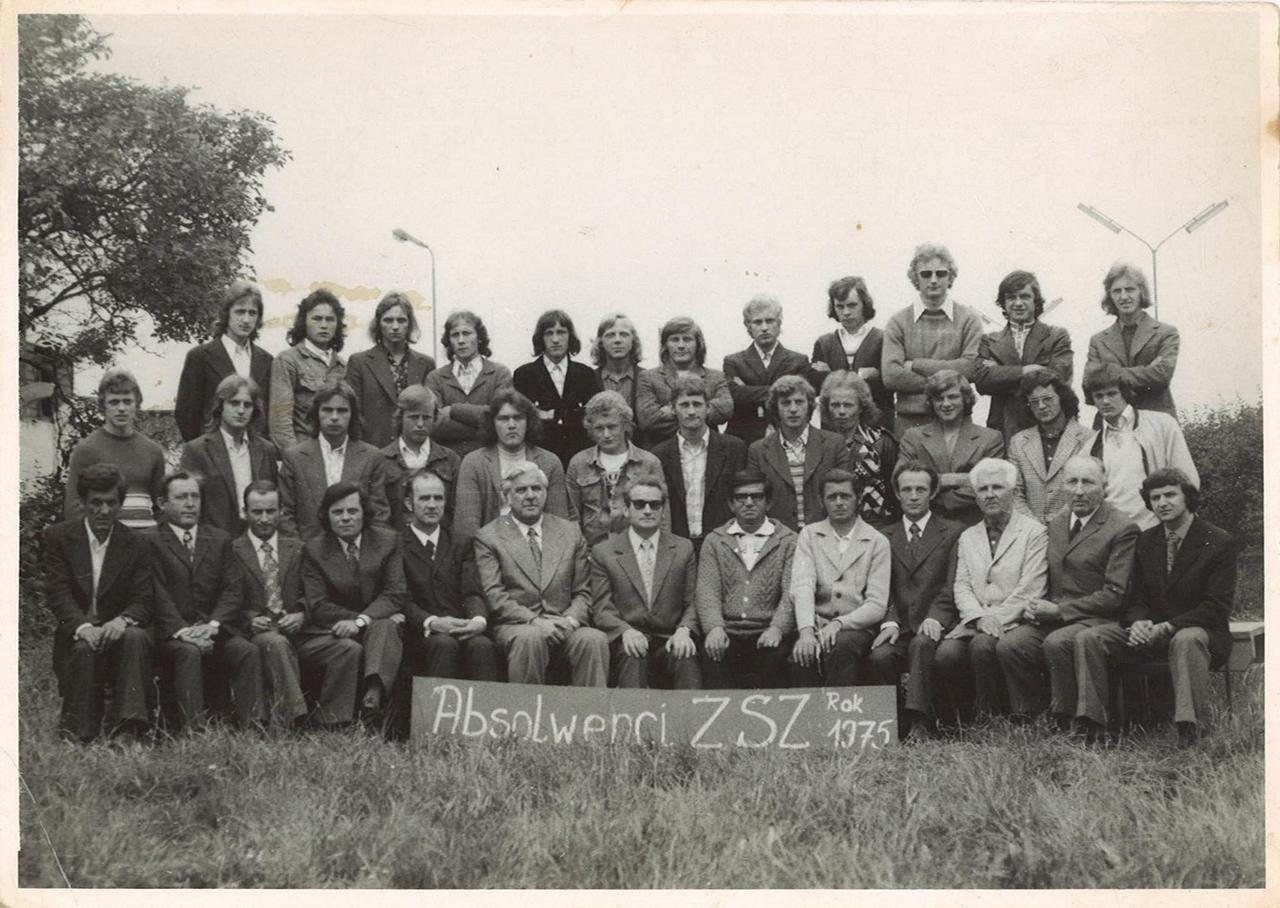 396. Fotografia – Absolwenci ZSZ PKP w Jaworzynie Śląskiej, 1975