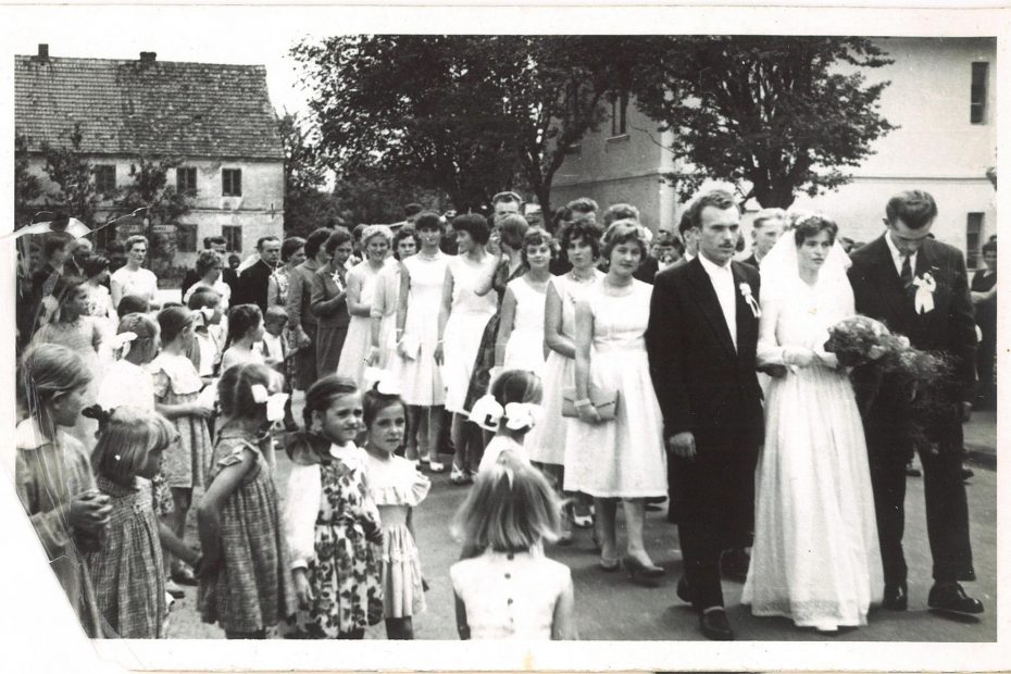 Orszak weselny na głównej ulicy Piotrowic Świdnickich