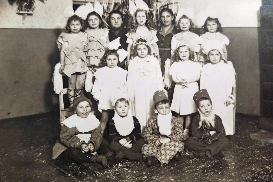 Publiczne Przedszkole w Jaworzynie Śląskiej, dzieci przy pierwszej choince 1946 r.