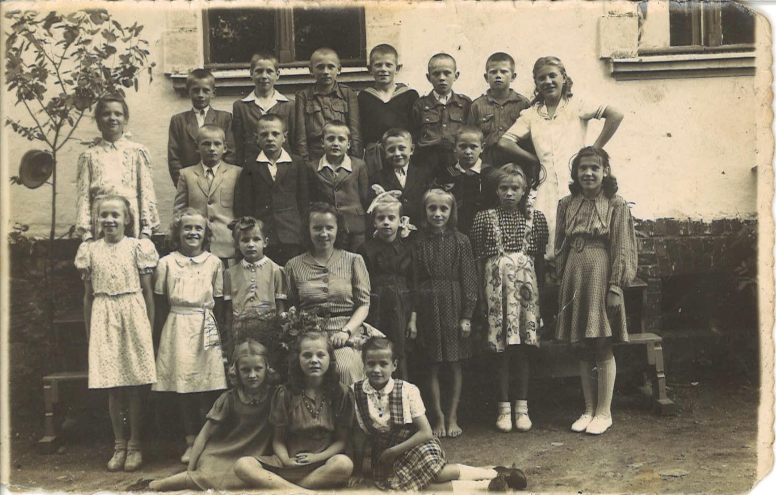 412. Fotografia – Uczniowie Szkoły Podstawowej w Czechach z nauczycielką, 1949 r.