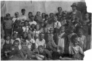 Dzieci rozpoczynające naukę w szkole podstawowej w Jaworzynie Śląskiej, lata 1946-50