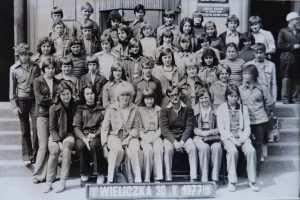 Wyceiczka uczniów ze Szkoły Podstawowej w Jaworzynie Śląskiej do Wieliczki, 1977 r. Na zdjęciu uczniowie z wychowawcą.