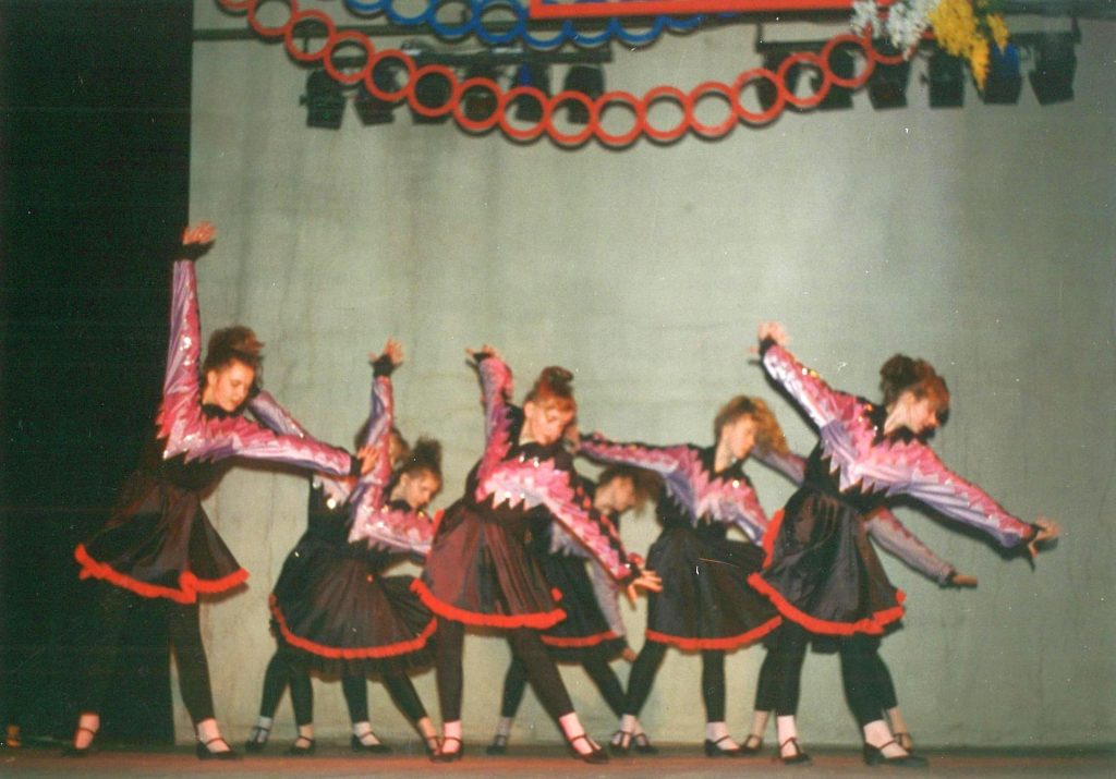 Zespół taneczny przy ZZK Kolejarz w Jaworzynie Śląskiej. Występ w Świdnicy, 1994 r.