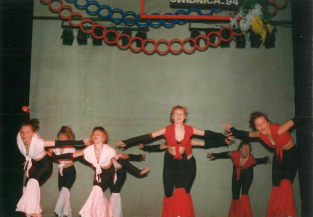 Zespół taneczny przy ZZK Kolejarz w Jaworzynie Śląskiej. Występ w Świdnicy, 1994 r.