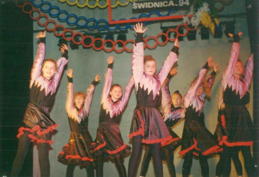 426. Fotografie – Występy zespołu tanecznego ZZK Kolejarz w Świdnicy, 1994 r.