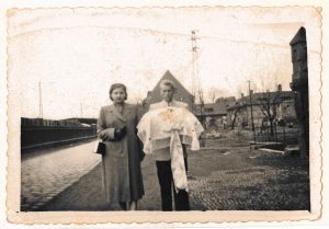 Chrzest Waldemara Mach. Rodzice chrzestni: Józef Sajdak i Irena Godowska. Zdjęcie zrobione na ulicy 1 Maja. Rok 1956